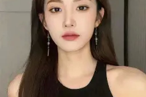 吐舌紧贴人设崩塌曾志伟与乔妹合照展现娱乐圈的另一面